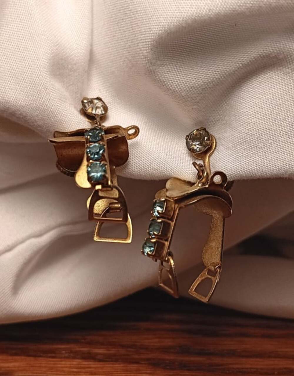 Vtg 1950s 60s Western Saddle Screwback Earrings Gold Tone Blue Rhinestones